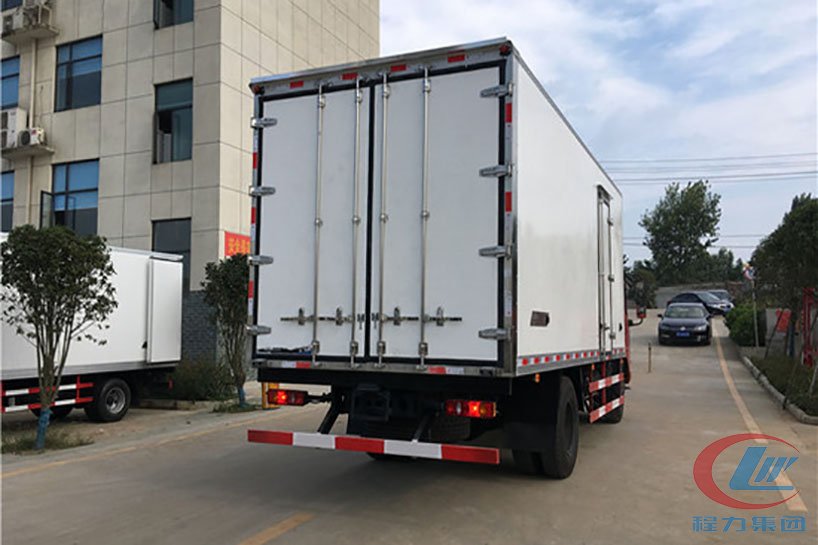 易倍·(中国)体育EMC集团东风天锦冷藏车（厢长6.1米）侧面图