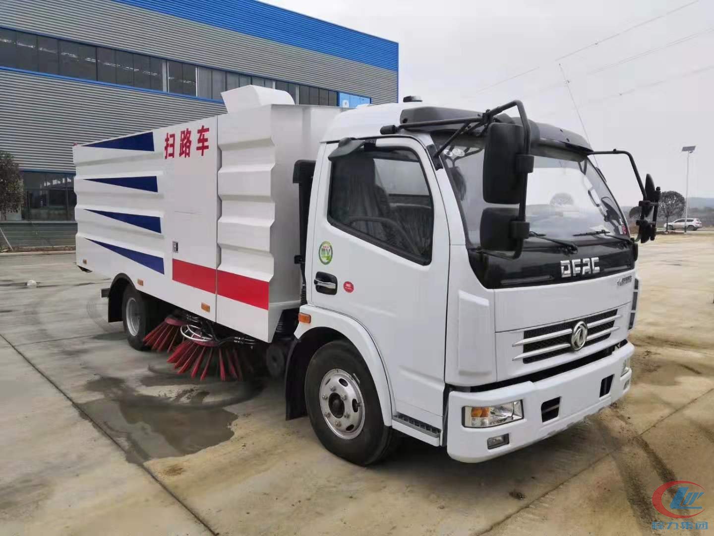 易倍·(中国)体育EMC东风多利卡D7扫路车