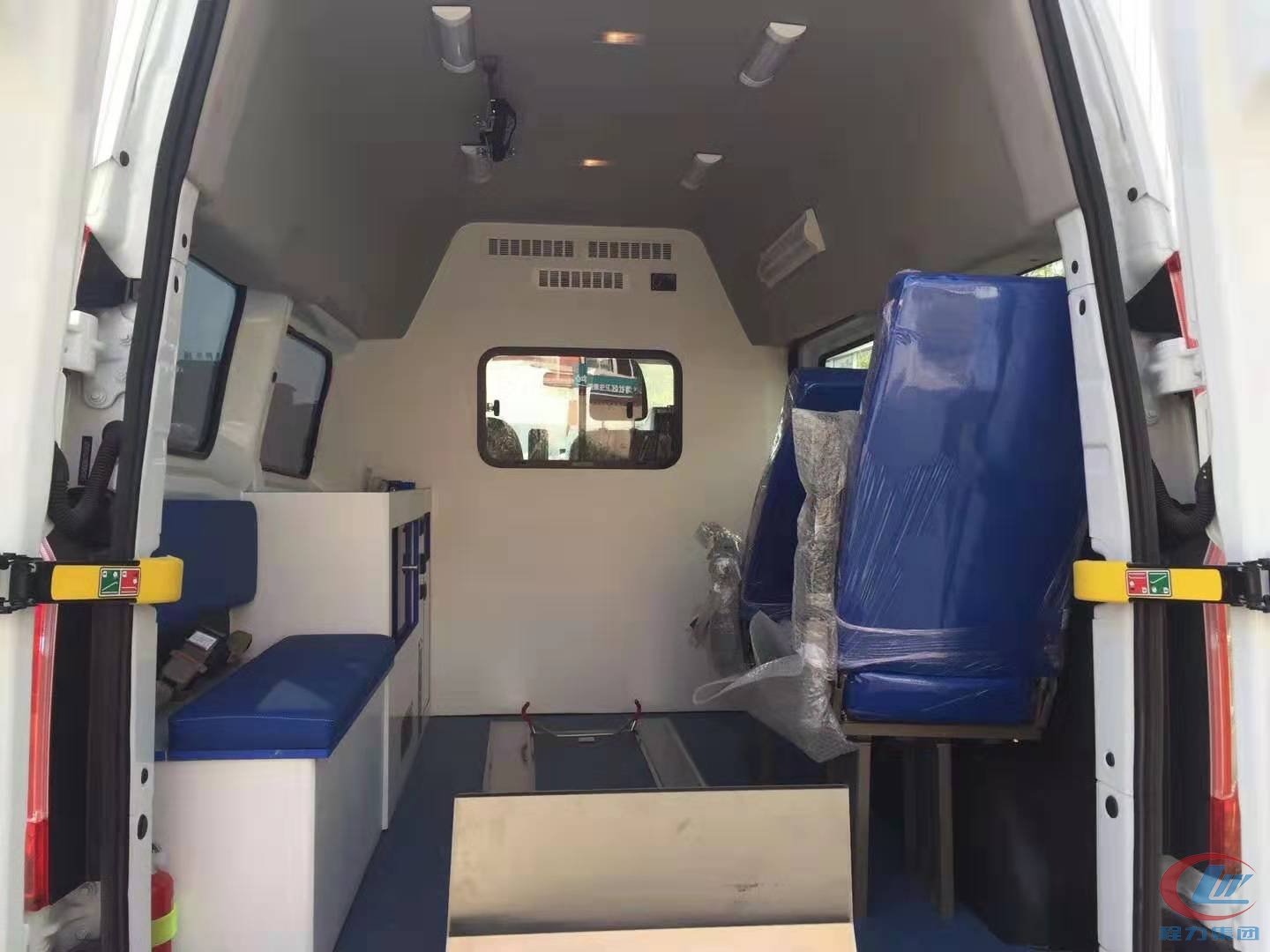 易倍·(中国)体育EMC福特v362短轴中顶转运型救护车